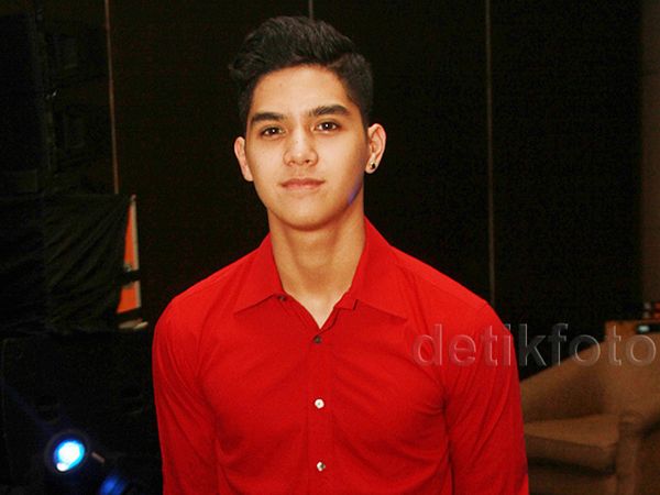 Girls, Al Ghazali Ganteng Banget Berkemeja Merah
