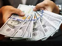 Dolar Lengser dari Rp 14.000, Warga Tukarkan Dolar