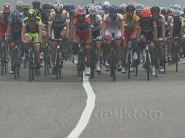 Asap Masih Temani Pebalap Tour de Singkarak