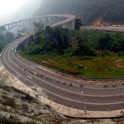 Asyiknya Menyaksikan Para Pebalap Meliuk-liuk di Kelok Sembilan