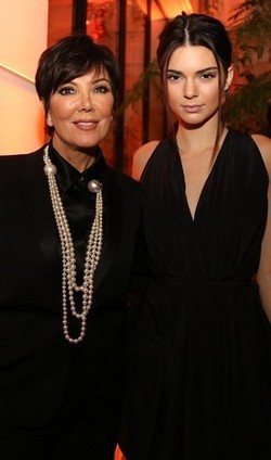 Lihat Kendall Jenner Jalan di Runway, Kris Jenner Meneteskan Air Mata