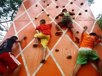 Keceriaan Anak-anak Bantaran Kali Ciliwung