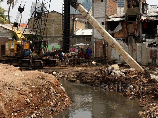 Pemasangan Turap Kali Krukut