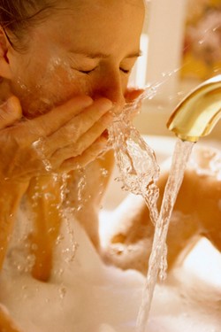 Dokter Kulit Sarankan Cuci Wajah 3 Kali Sehari, Ini Alasannya