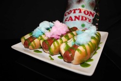 Hot Dog Bertabur Cotton Candy Ini Jadi Camilan Favorit Pertandingan Baseball