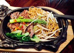 Sluurp, Hangatnya Mie Sapi Lada Hitam untuk Makan Malam