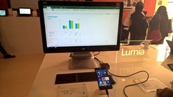 Menjajal Komputer Saku Berwujud Lumia 950