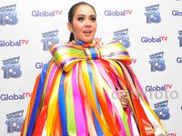 Warna-warni dan Berpita, Syahrini Cetar Seperti Bungkusan Kado!