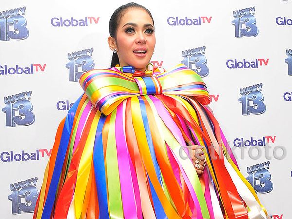 Warna-warni dan Berpita, Syahrini Cetar Seperti Bungkusan Kado!