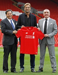 (Kiri ke kanan) Chairman Liverpool Tom Werner, Juergen Klopp, dan Chief Executive Liverpool Ian Ayre foto bersama di Anfield. Craig Brough/Reuters/detikFoto.