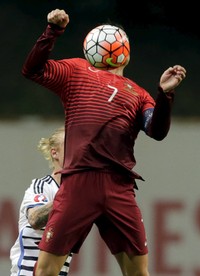Dalam pertandingan di Estadio Municipal, Braga, Jumat (9/10/2015) dinihari WIB, Portugal dan Denmark belum mampu mencetak gol di babak pertama. REUTERS/Miguel Vidal.