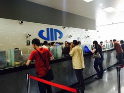 Di Money Changer Ini, Dolar AS Anda Dibeli Rp 13.405