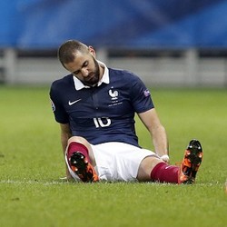 Deschamps Berharap Cedera Benzema Tak Serius