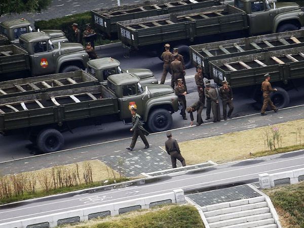 Parade Militer Ramaikan HUT Partai Pekerja Korut