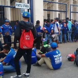Tak Kebagian Tiket, Bobotoh Berburu ke Calo
