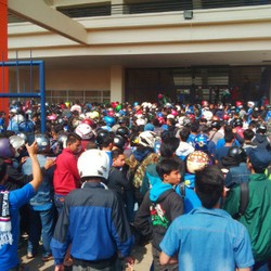 Ribuan Bobotoh Berdesakan Beli Tiket di Stadion Si Jalak Harupat