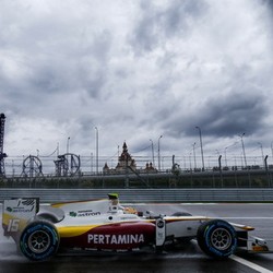 Start dari Posisi 13, Rio Finis Kelima di Feature Race