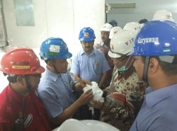 Masuk ke Pabrik Bahan Baku Benang, Menperin Sempat Mandi Keringat