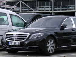 Terlalu Panjang, Mobil Limo Ini Susah Parkir