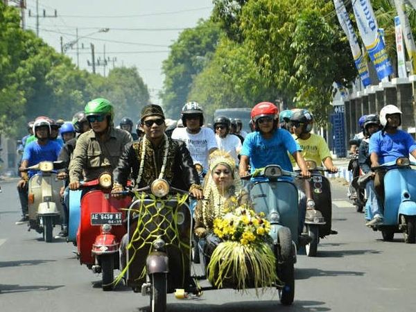 Just Married ala Pengguna Vespa
