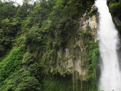 Potret Cantik Air Terjun Sikulikap di Sumut