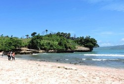 Terpukau Pasir Putih di Pantai Coro, Tulungagung