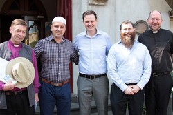 Komunitas Muslim, Kristen, dan Yahudi Gelar Jalan Bersama untuk Persahabatan