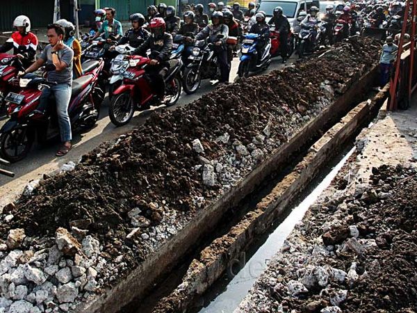 Perbaikan Saluran Air Bikin Macet