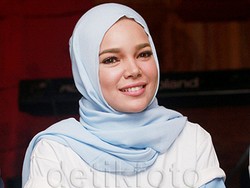 Dewi Sandra Kerap Kritik ke Pemerintah Lewat Media Sosial