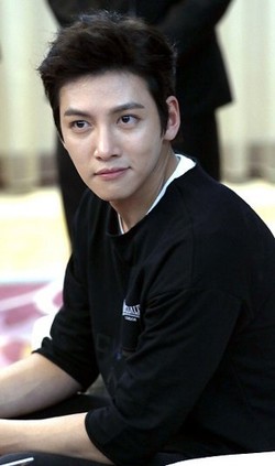 Ini Alasan Pria Korea Gemar Merawat Wajah dan Pakai Makeup