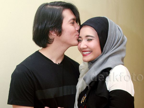 So Sweet! Irwansyah Kecup Zaskia Sungkar
