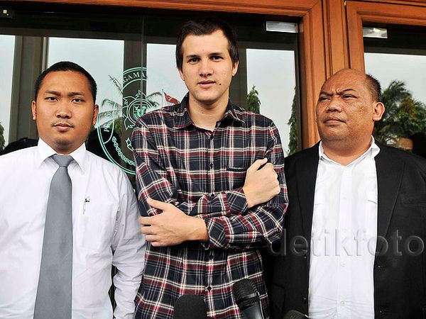 Stuart Collin Hadiri Sidang Cerai