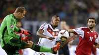 Manuel Neuer berusaha mengamankan gawang dari serangan para pemain Georgia. Hannibal Hanschke/Reuters/detikFoto.
