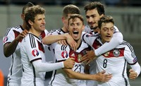 Para pemain Jerman merayakan gol. Dengan kemenangan 2-1 ini, Jerman memuncaki klasemen Grup D dengan 22 poin dari 10 pertandingan. Fabrizio Bensch/Reuters/detikFoto.