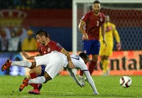 Nani terjatuh saat dihadang oleh Zoran Tosic. Dalam pertandingan ini, Nani menyumbangkan satu gol untuk Portugal di menit ke-6. Marko Djurica/Reuters/detikFoto.