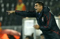 Pelatih Serbia Radovan Curcic memberikan arahan kepada anak-anak asuhnya. Marko Djurica/Reuters/detikFoto.