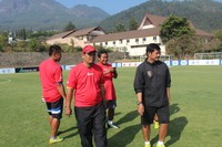 Indra Sjafri (berbaju hitam) ditunjuk Danone Aqua sebagai pelatih kepala anak-anak U-12 ini. Ia dibantu oleh Coach Rohmat (kedua dari kiri), dan Adi Putra Setiawan (kedua dari kanan), yang merupakan pelatih lokal SSB Banteng Muda.