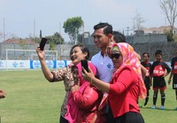 Seperti halnya Coach Indra Sjafri, Muchlis Hadi Ning juga menjadi sasaran untuk berfoto bareng.
