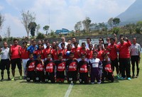 Foto bareng lengkap sebelum SSB Banteng Muda melakoni pertandingan ujicoba melawan sebuah SSB lokal di Kota Batu. Mereka akan berkompetisi di Maroko pada 22-25 Oktober mendatang.