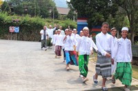 Anak-anak SSB Banteng Muda, yang sedang menjalani training camp, mengenakan kostum ala santri sewaktu melaksanakan salat Jumat di masjid hotel.