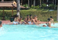 Bersenang-senang di kolam renang. Selama traning camp, anak-anak tidak melulu mengikuti sesi yang sifatnya serius, karena bagaimanapun mereka tetaplah anak-anak, yang membutuhkan sarana bermain dan berseang-senang.
