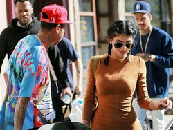 Kylie Jenner dan Pacar Kompakan Beli Rolls-Royce