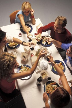 5 Kebiasaan Saat Makan Malam yang Buat Tubuh Gemuk Hingga Sulit Tidur