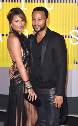 Program Bayi Tabung, Chrissy Teigen Bahagia Akhirnya Hamil