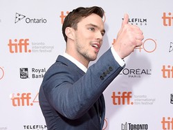 Nicholas Hoult Cowok Paling Hot 2015 Versi Miss Vogue