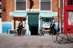 Di Kafe Ini Pengunjung Bisa Minum Kopi dan Teh Sepuasnya Tanpa Biaya Ekstra