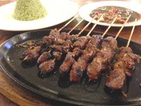 Ada Sate Maranggi dan Burger Blinkers di Street Bistro