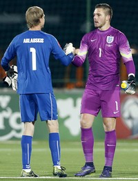 Giedrius Arlauskis berjabat tangan dengan Jack Butland. Dalam pertandingan ini, Arlauskis melakukan gol bunuh diri di menit ke-35. Carl Recine/Reuters/detikFoto.