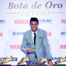 Ronaldo Terima Sepatu Emas Eropa Keempat