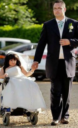 Amanda, Pengantin Terkecil di Dunia yang Tingginya Tak Sampai 100 Cm